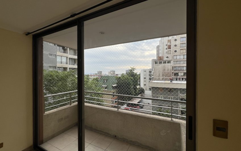 Dos dormitorios – estacionamiento – A pasos metro Villa Frei