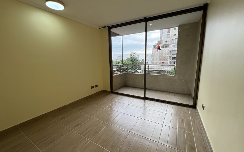 Dos dormitorios – estacionamiento – A pasos metro Villa Frei