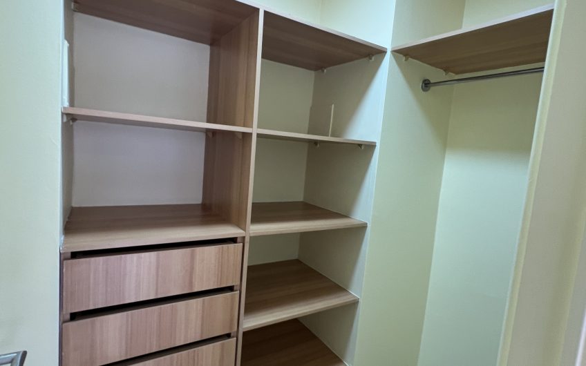 Dos dormitorios – estacionamiento – A pasos metro Villa Frei